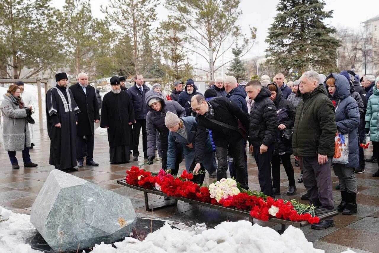 Год трагедии зимняя вишня. Зимняя вишня Кемерово 2018. Зимняя вишня Кемерово 2023. Возложение цветов. Возложение цветов к памятнику.