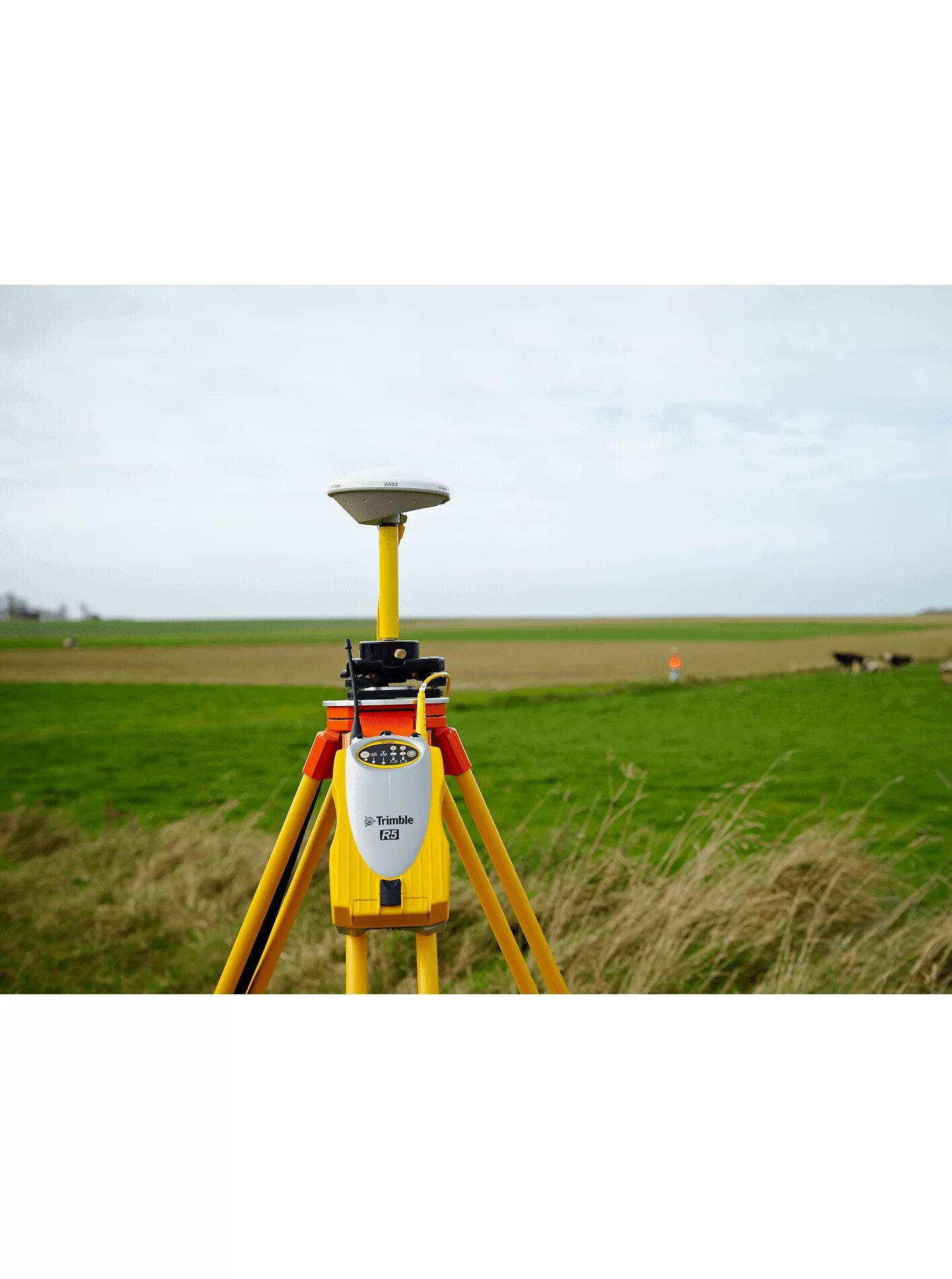 Gnss приемник trimble. Комплект спутникового оборудования trimble r7 – r8. trimble r7 gnss в лесу. разбивка профилей trimble r7 gnss. тахеометр trimble в поле.