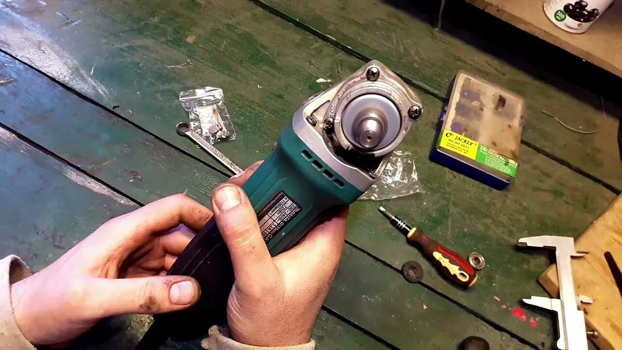 Makita ga9030s. Сломанная ушм бош 150. Разобрать болгарку интерскол 230. Редуктор ушм макита 125. Болгарка prorab 9501.