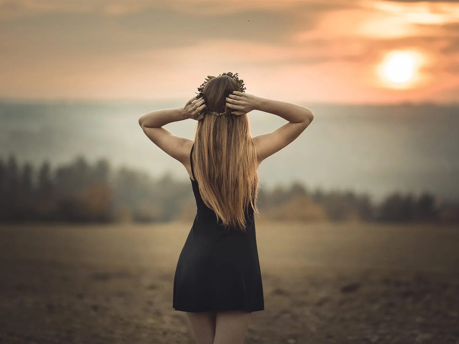 Девушка с рюкзаком спиной. Человек с рюкзаком со спины. Back view. Силуэт успешного мужчины. Человек переосмысливает.