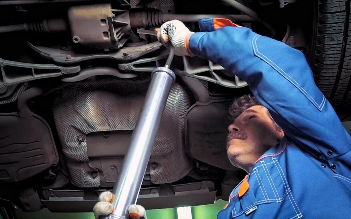 Уровень масла в заднем мосту зил 131. Пробка сливная заднего моста камаз. Уровень масла в акпп форд маверик 3. Масло в редуктор камаз. Как проверить масло в редукторе.