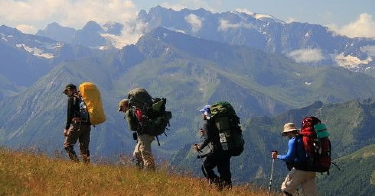 В походе каком дальнем. Поход в горы. Туристы в горах. Советские туристы в горах. А В поход туристический ходил.