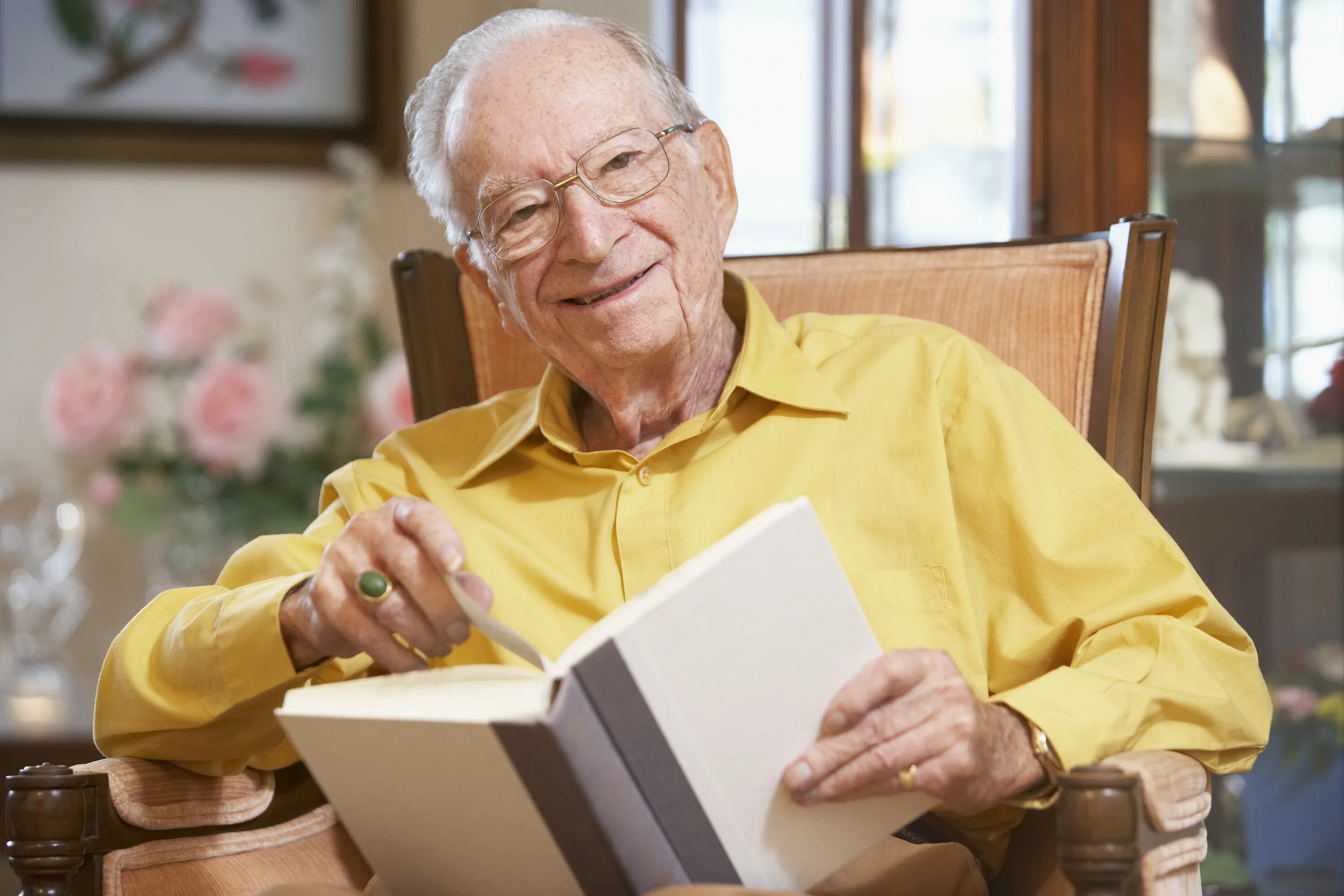 Пожилые мужчины рассказ. Дедушка с книжкой. Пожилой мужчина. Пожилой человек с книгой. Чтение старики.