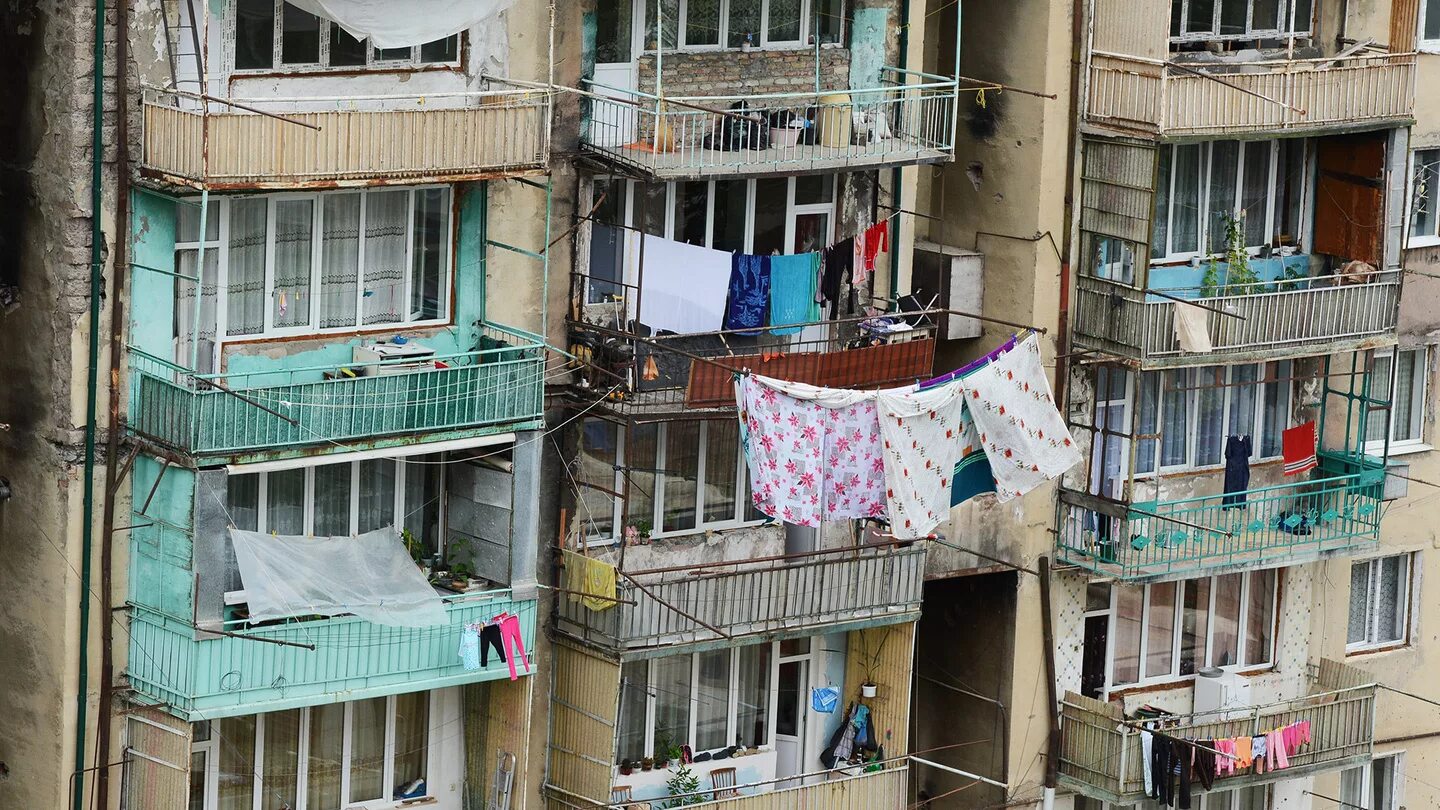 Балкон заставленный. Старый балкон. захламленный балкон. советский балкон. заваленный балкон хламом.