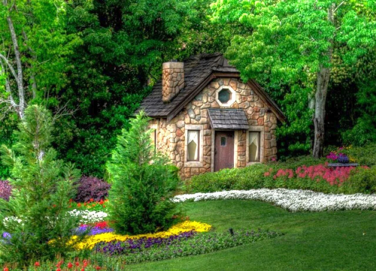 Маленький домик картинка. Домик садовника Эдинбург. Сказочный домик. Красивый домик. Уютный домик.