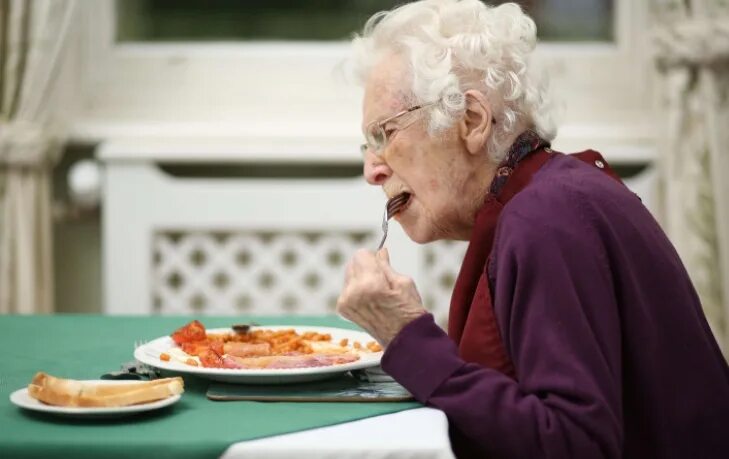 бабушка бывает. бабка жрет. бабуля кушает. бабушка бывает. кудрявая бабка.