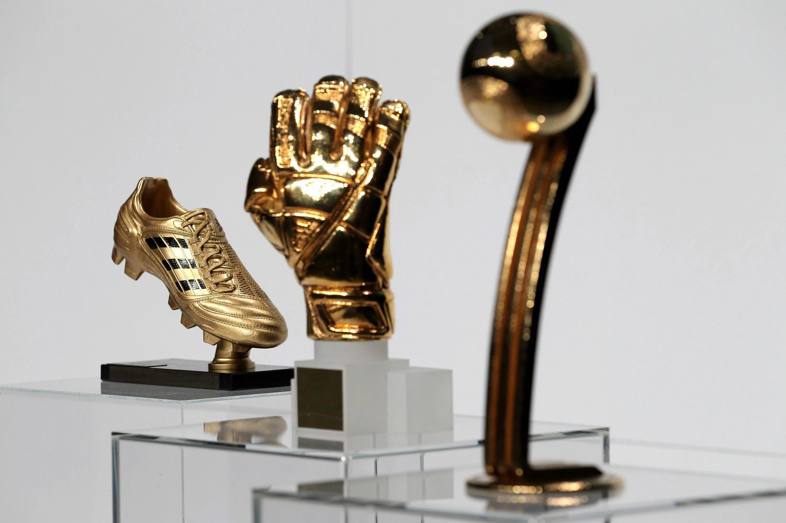 Приз т д. Adidas Golden Ball Award. Золотые бутсы Авардс. Золотая бутса адидас. Золотая перчатка футбол ФИФА.