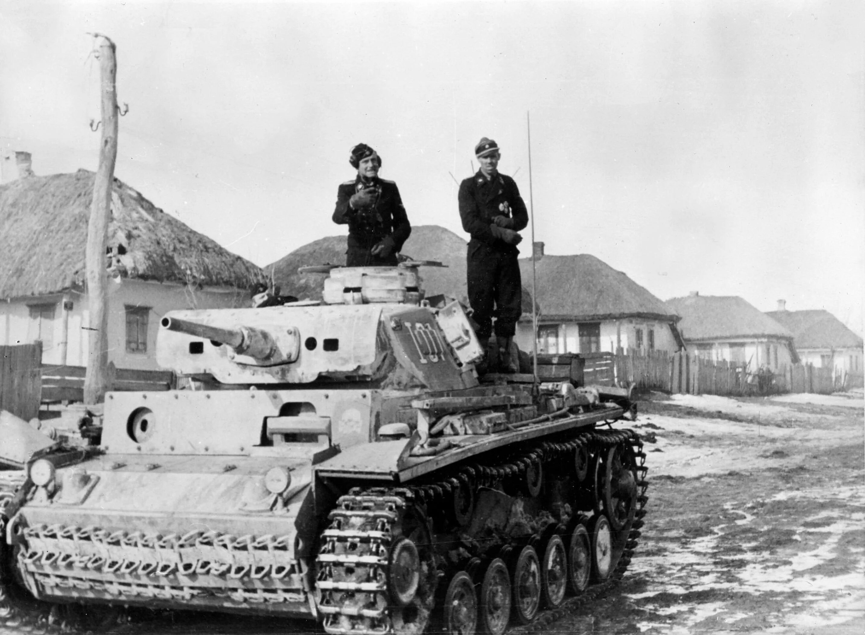 PZ 3 Ausf l 1943. Танк PZ Kpfw 3 на Восточном фронте. PZ III Totenkopf. PZ IV Тотенкопф. Третья танковая