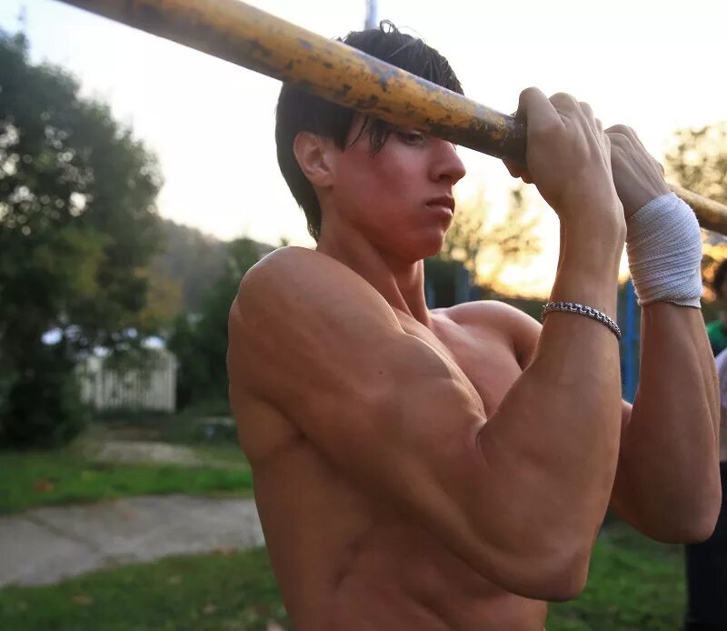 Люди которые накачались на турнике и брусьях. Накачался на турнике. Пресс на турнике. Бицепс на турнике. Накачаться на турнике.