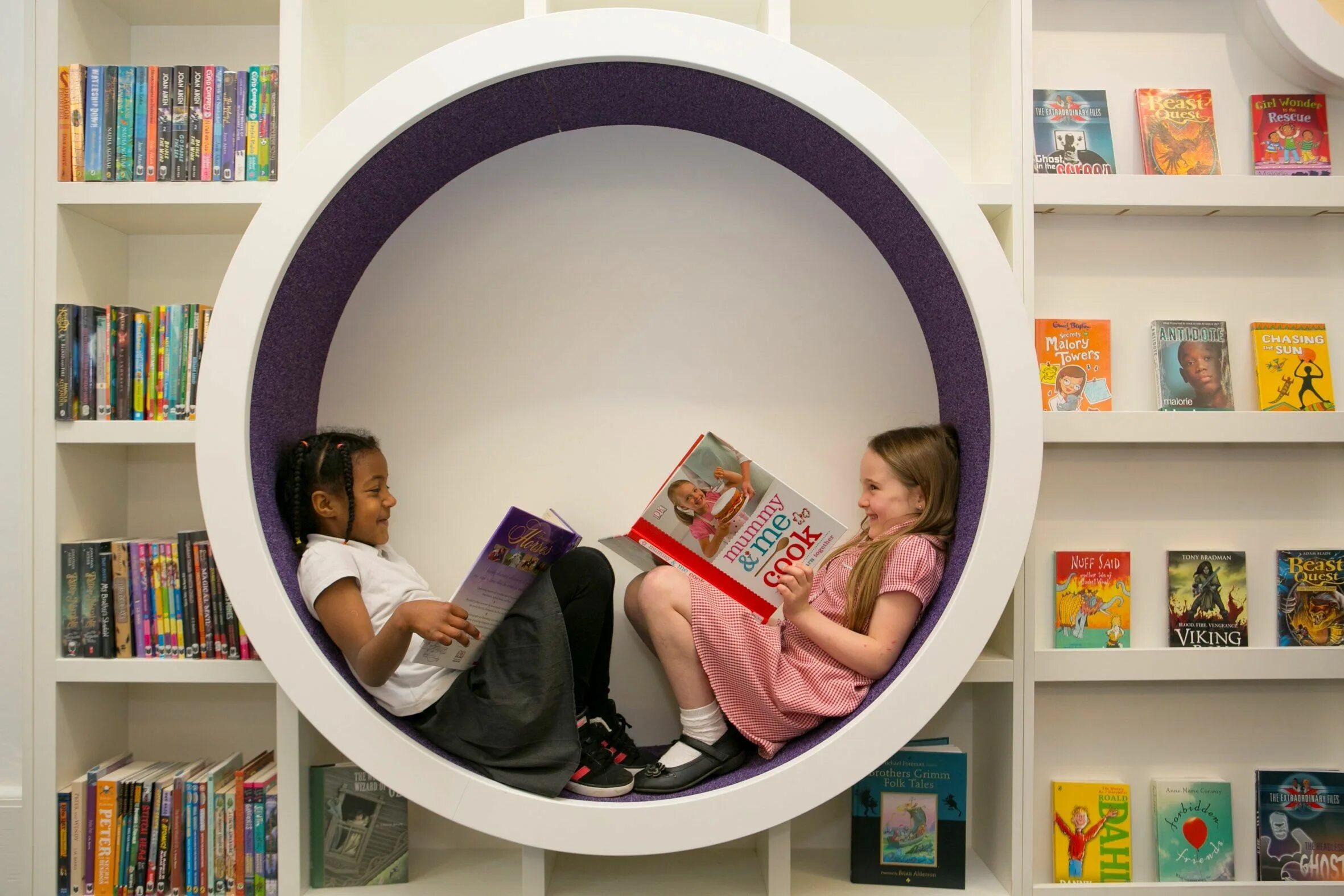 Kids library. Библиотека в детской комнате. Дизайн детской библиотеки. Оформление детской зоны в библиотеке. Интерьер детской библиотеки.
