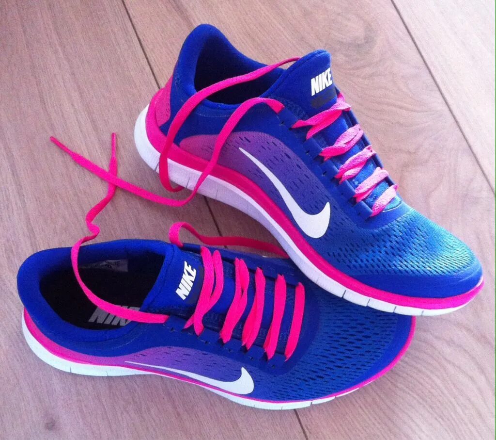 Черно розовые шнурки. Кроссовки Nike Shoelaces. Nike Run Blue Pink. Nike Shoes Pink and Blue. Кроссовки с розовыми шнурками.