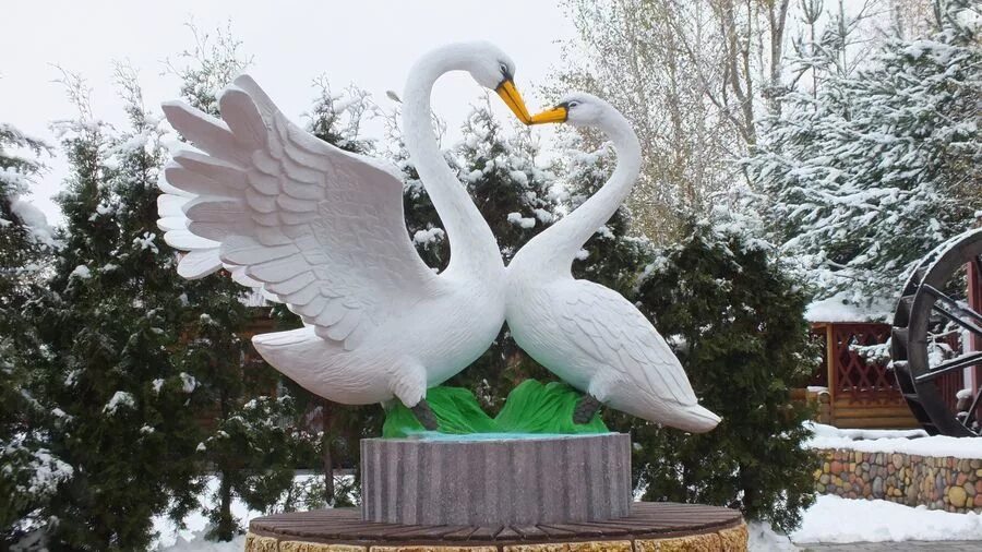 Скульптура лебеди где находится. Старозагородная роща омск лебеди. Скульптура лебеди где находится. Памятник лебединой верности лимпопо. Скульптура семь омск.