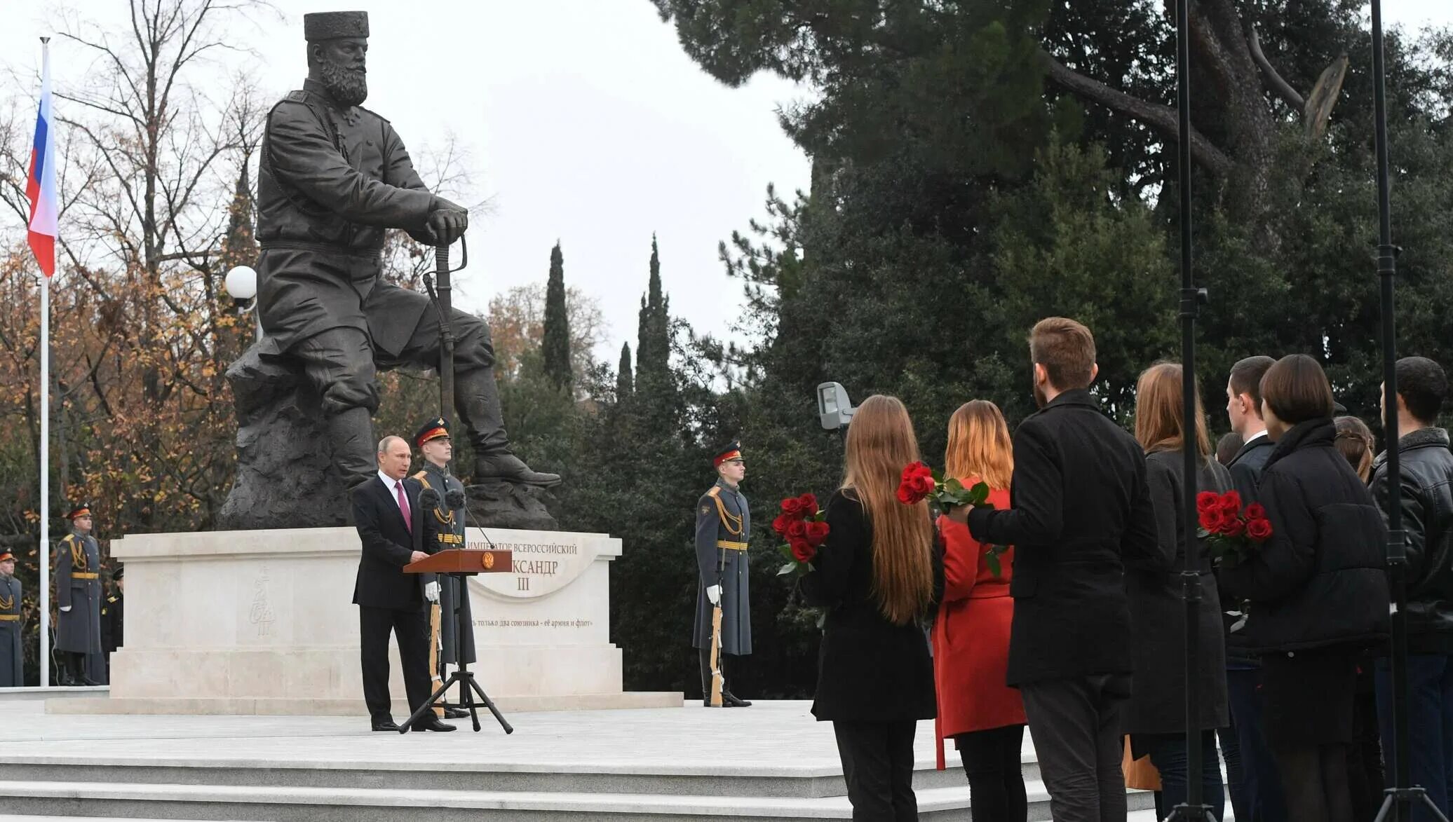 Открыли памятник александру