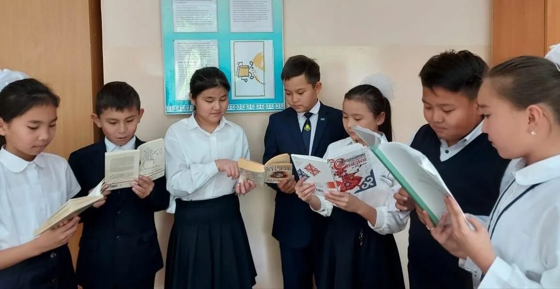 Как выглядит учебники 1 класса казахских школ. Оқуға құштар мектеп картинки. Плакат новинки литературы. Оқуға құштар мектеп зона чтения. Оқуға құштар мектеп картинки.