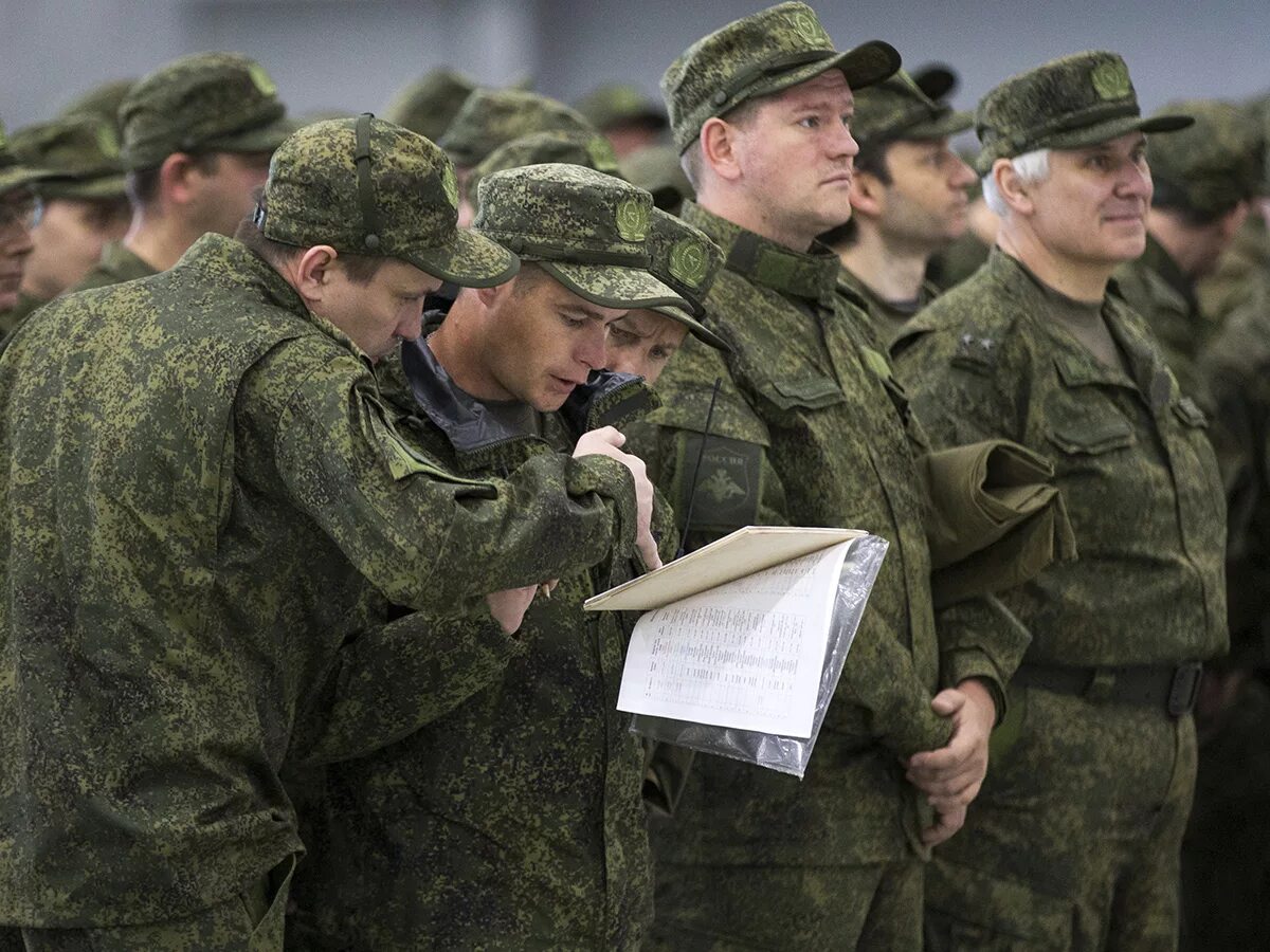 Командир и солдаты. Солдат Российской армии. Командир в армии. Защита военнослужащих.