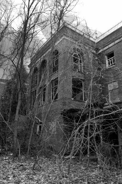 Заброшенная больница «гленн дэйл». Заброшенная больница фото. Хашима япония город призрак. Красивые заброшки. Известные заброшки.