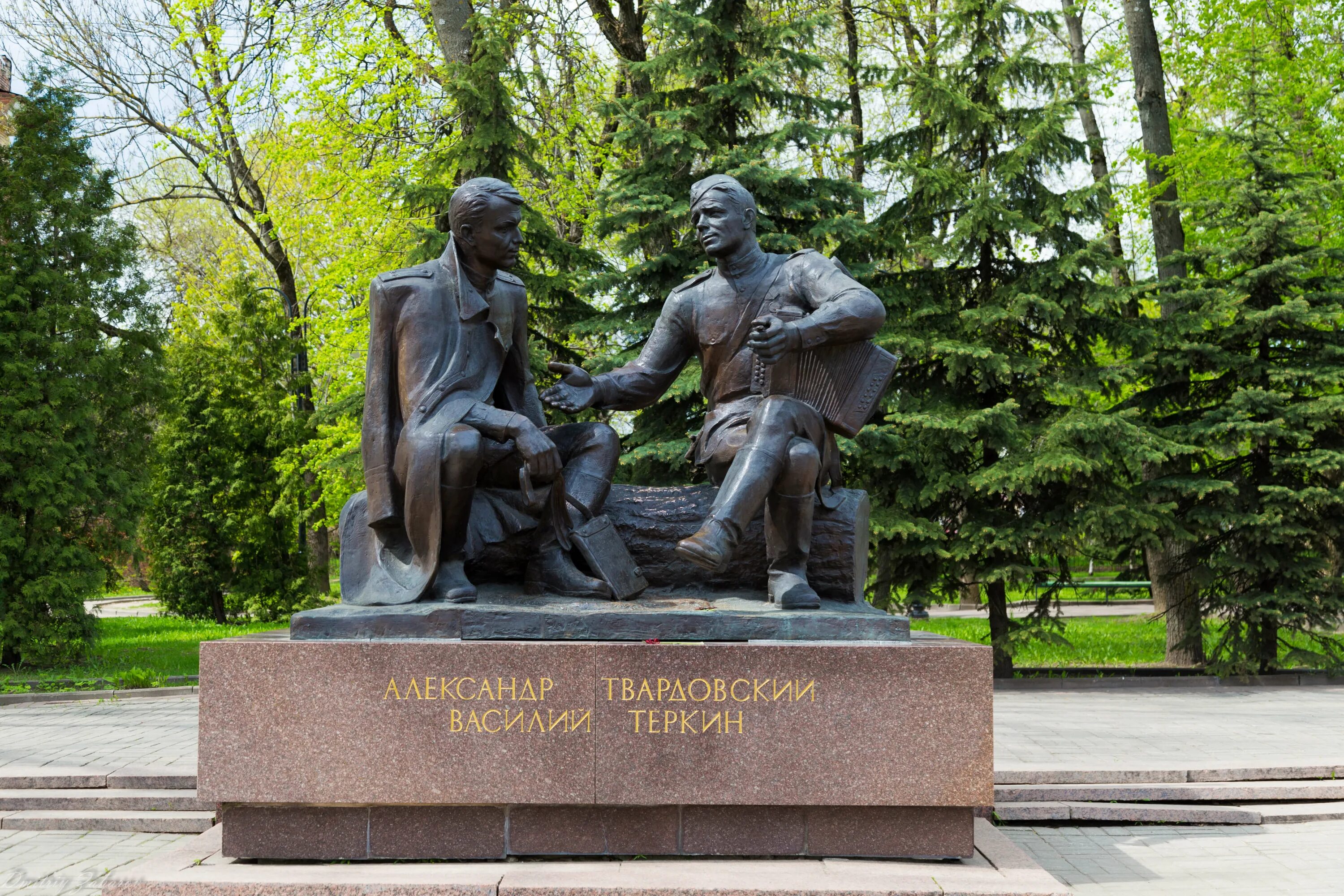 Памятник александру твардовскому и василию тёркину в смоленске. Скульптуры смоленска. Памятник князю владимиру в смоленске. Город герой смоленск памятники. Памятник герою смоленска.