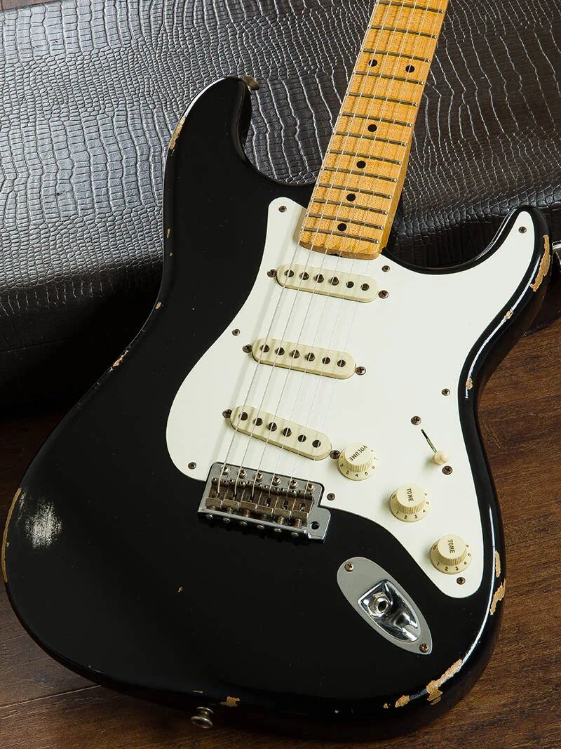 David gilmour stratocaster. Черный фендер. Черный фендер. Fender stratocaster черный. Fender stratocaster черный.