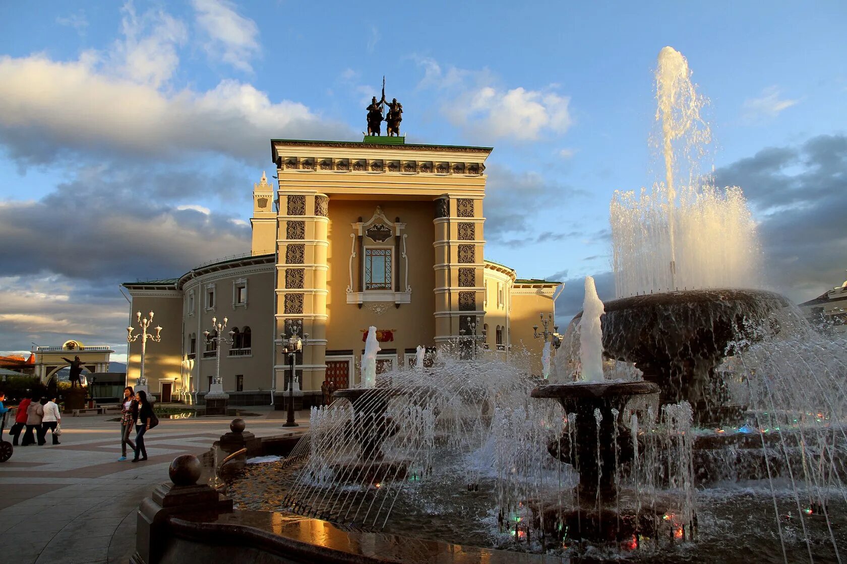 Туристические места улан-удэ. Батутный центр улан-удэ атмосфера. Город улан-удэ достопримечательности. Главная достопримечательность улан-удэ. Улица ленина в городе улан-удэ.