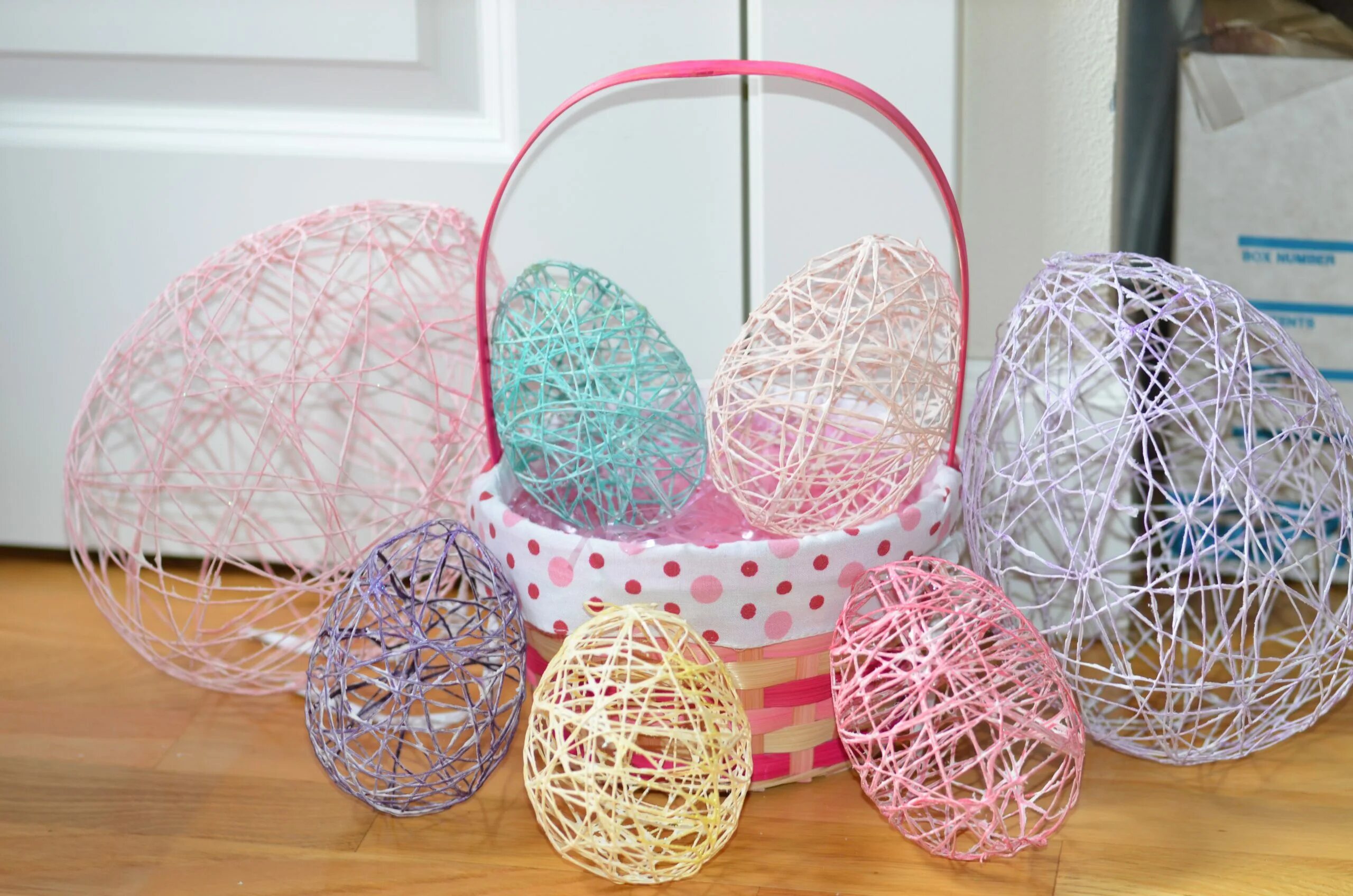 пасхальное яйцо из ниток и клея. яйцо из ниток к пасхе. пасхальнач яйцо из ниток. поделки на пасхальную тему. яйцо из ниток к пасхе.