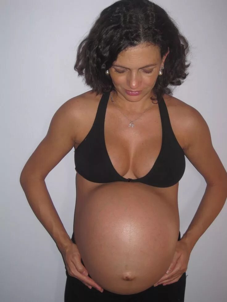 Животы беременных женщин. Женщины беременные двойней. 34 недели беременности фото