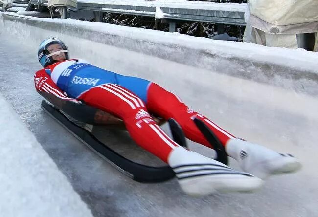 Санки на горке. Зимние виды спорта сани. Дмитрий попов бобслей. Виды сани. Санки.
