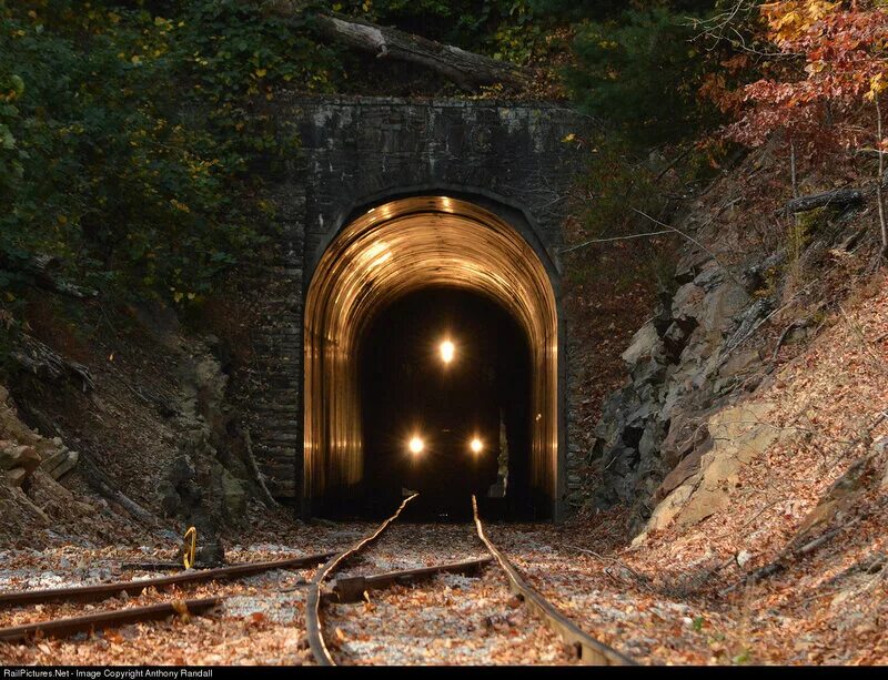 Паровоз выезжает из тоннеля. Поезда проходящие через туннель. Паровоз выезжает из тоннеля. Поезда проходящие через туннель. Поезд в тоннеле.