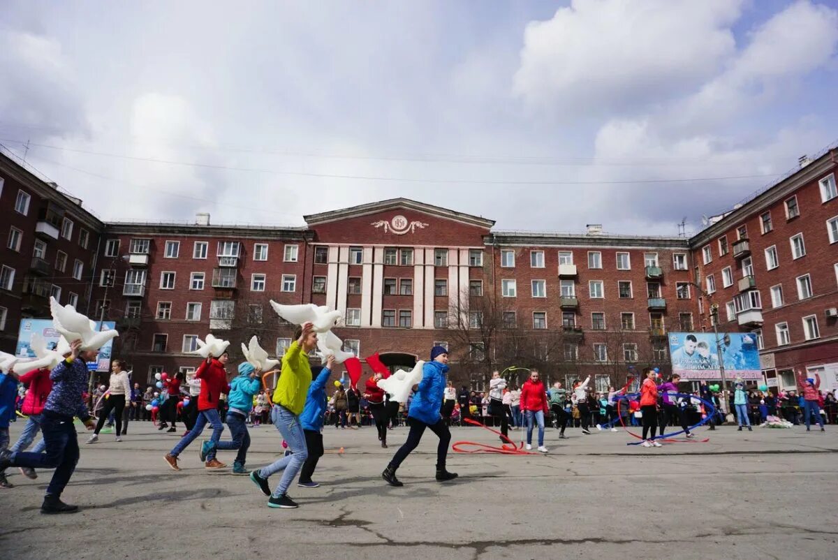 Ревда Свердловская. Ревда СУМЗ вечный огонь. Ревда (город). Площадь города Ревда.