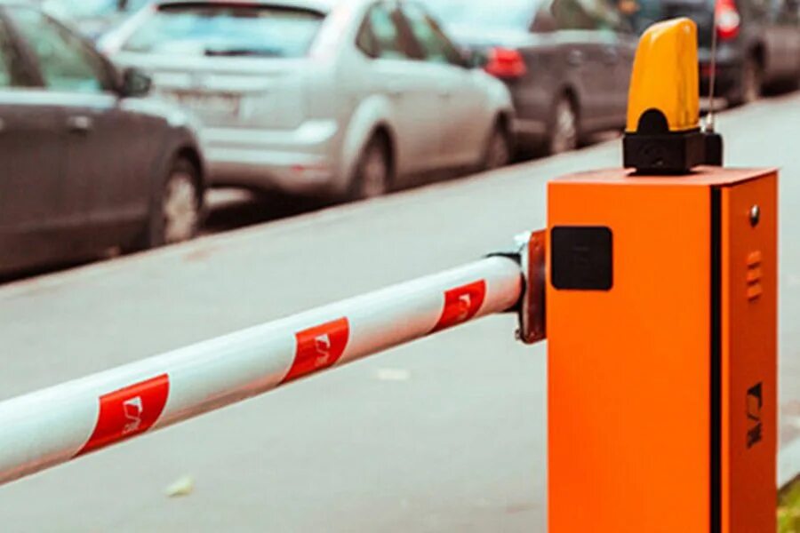 Двор со шлагбаумом. Шлагбаум дмитровское шоссе 90к1. Дворовые шлагбаумы. Двор со шлагбаумом. Шлагбаумы во дворах москвы.