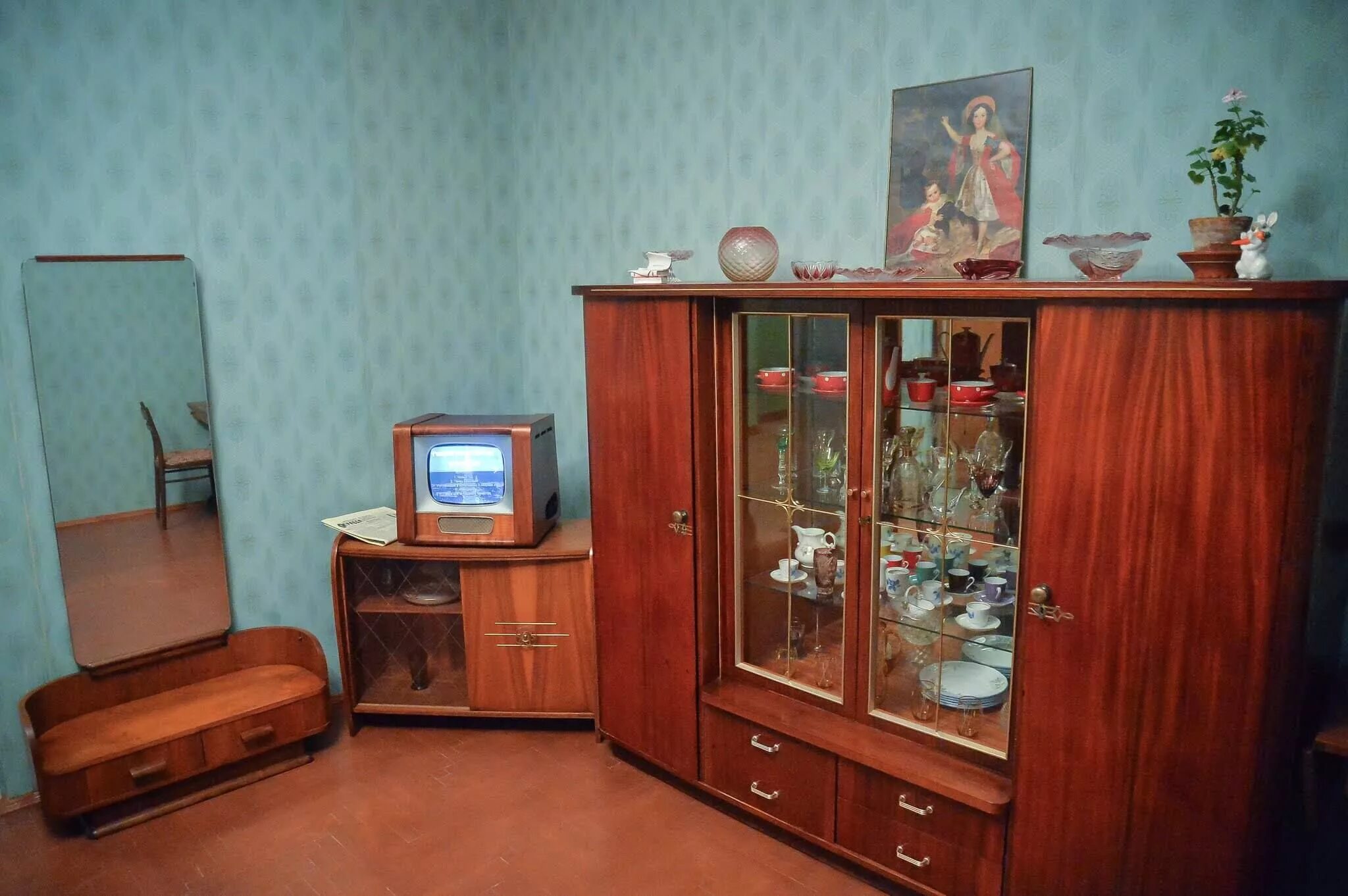 Комната ссср. Советская комната. Интерьер советской квартиры. Советский интерьер 70-х. Гостиная ссср 60е.