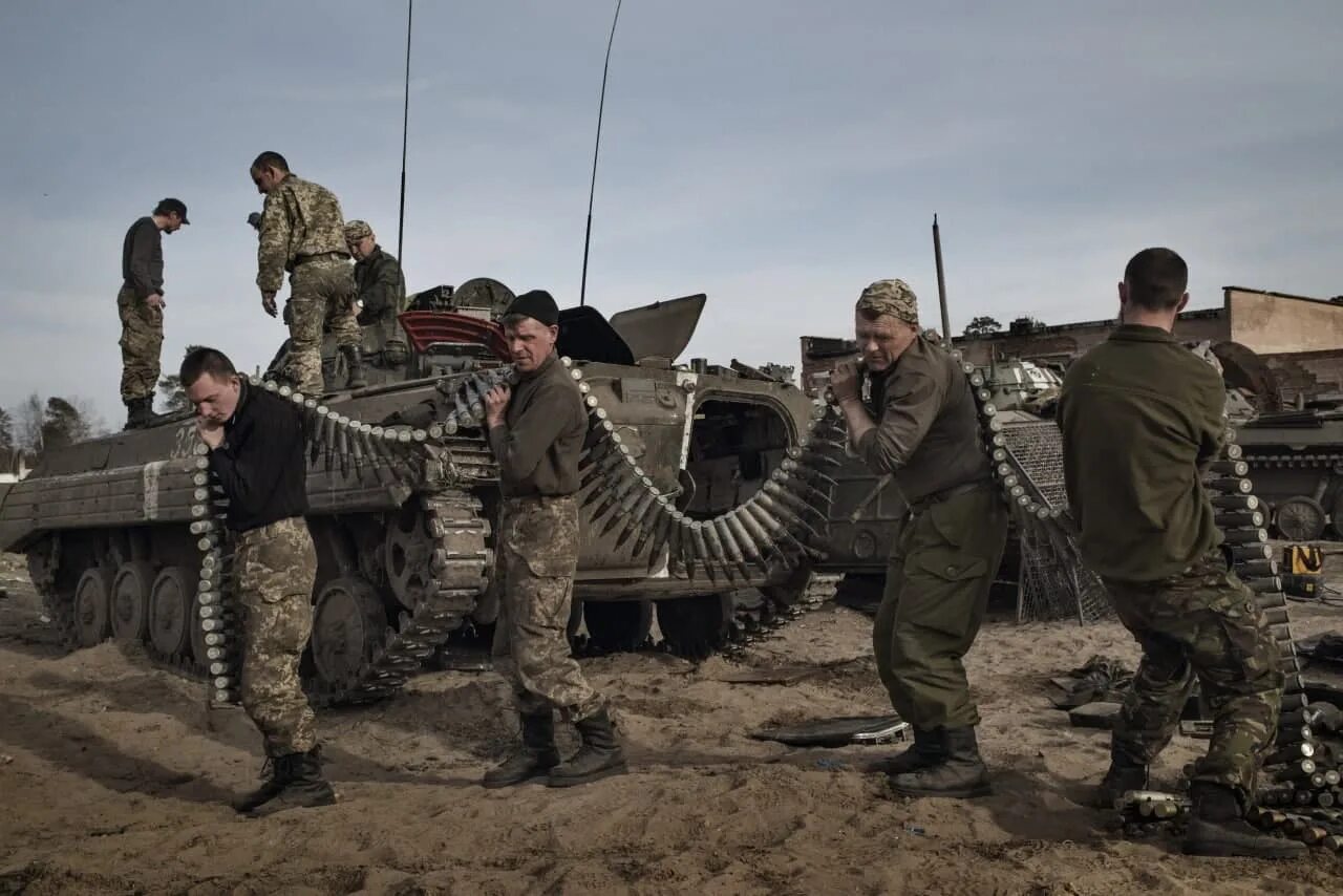 Русские боевых действий. Фото военных на Украине. Военные конфликты 2015 года. Российский солдат на Украине на БТР.