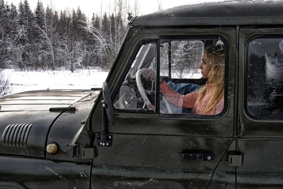 Ездить на на уаз. Девчонки на УАЗИКЕ В деревне. УАЗ застрял. Чинить УАЗИК. Черный УАЗИК две кабины.