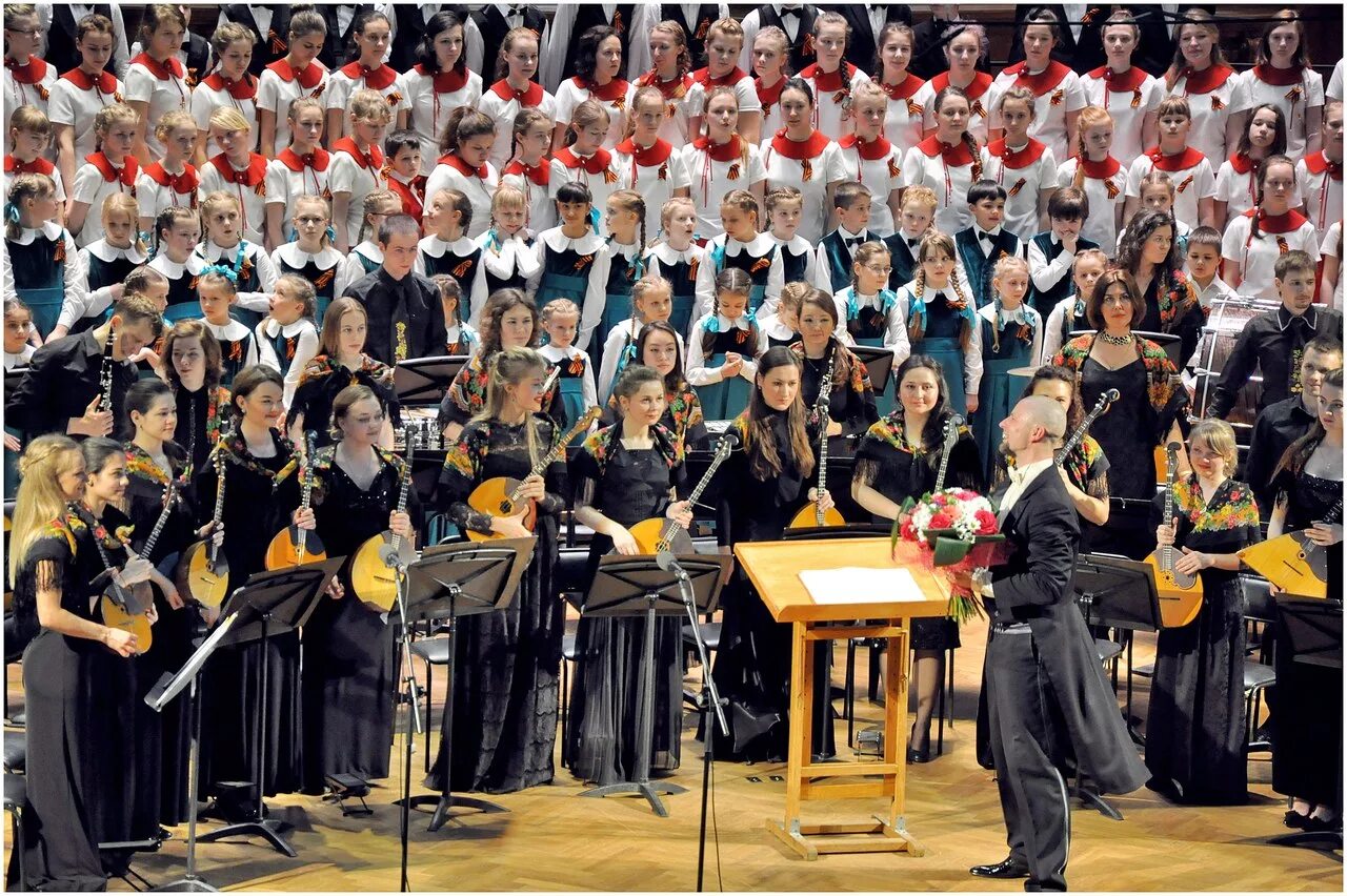 Orchestra choir. Хоровая студия Пионерия имени струве. Дирижер детского хора. Дирижер и оркестр. Хоровой дирижер.