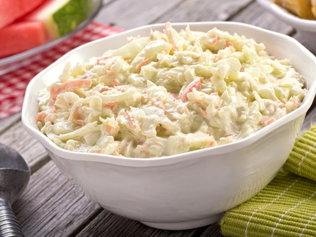 Салат из капусты свежей с майонезом рецепт. Coleslaw. Coleslaw salata. Салат из капусты фото. Перемешать салат.