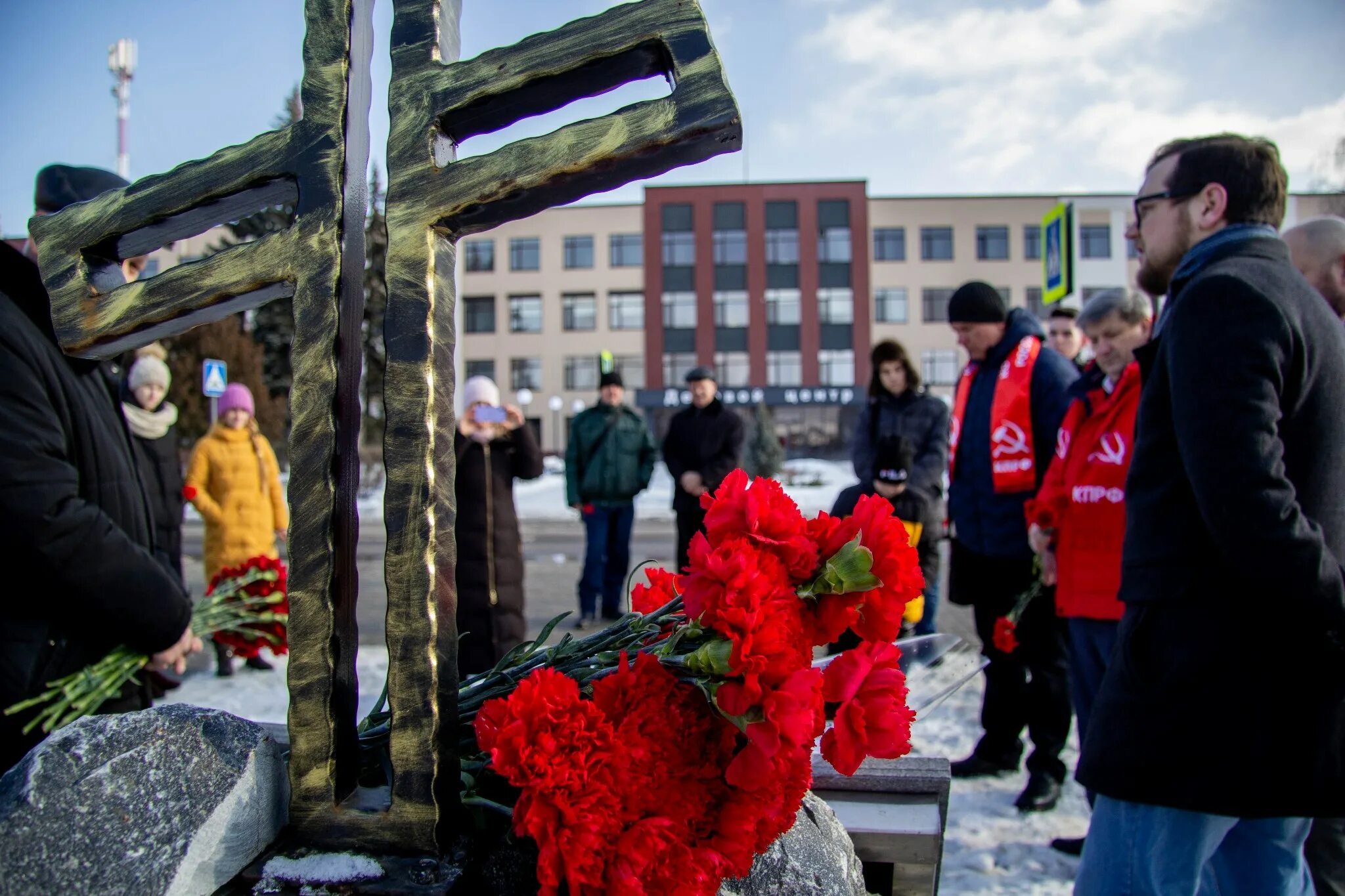 Трагедия на камышитовом заводе в белгороде произошла. Камышитовый завод Белгород часовня. Трагедия на камышитовом заводе в Белгороде. Памятник камышитовый завод Белгород. Место камышитового завода в Белгороде.