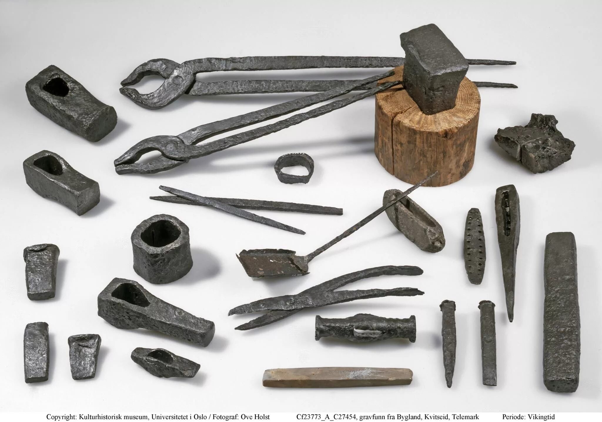 Первым металлом стало. Viking Tools инструмент. Древний кузнечный инструмент. Пробойник кузнечный инструмент. Инструменты кузнеца в средневековье.