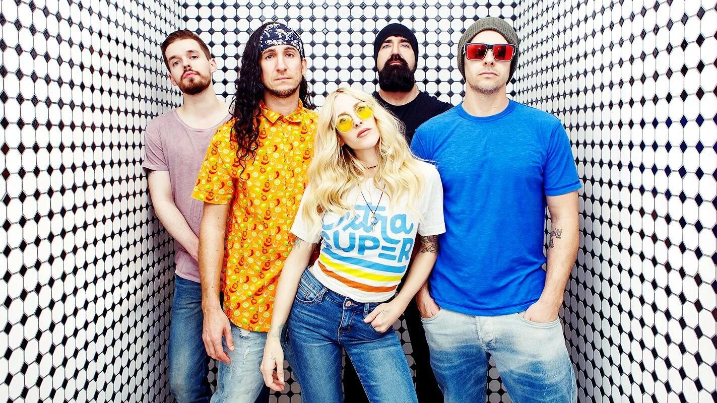 пэт кирквуд walk off the earth. концерт walk of the earth. пэт кирквуд walk off the earth. майк тейлор walk off the earth. Walk of the earth фото.