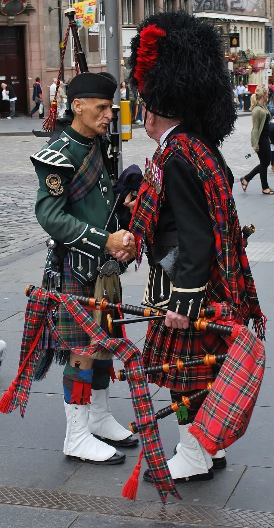 Шотландская волынка музыка. Волынка в Шотландии. Шотландский инструмент волынка. Шотландский духовой инструмент. Шотландский музыкальный инструмент волынка.