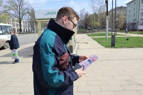 Листовки раздавать школьникам