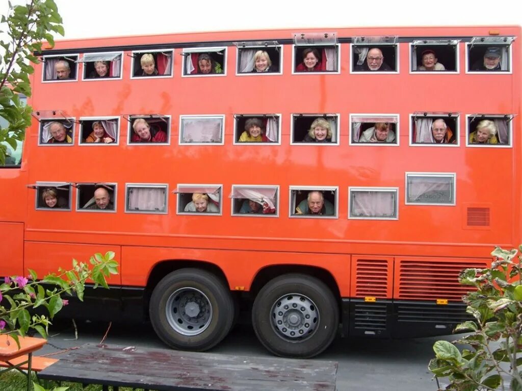 Ротель rotel tours. Автобус гостиница 6. Ротель автобус гостиница. Отель из автобуса. Двухэтажный автобус салон.