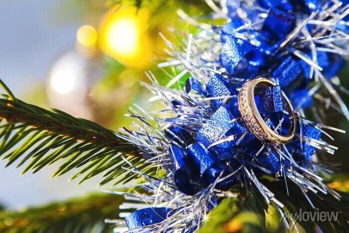Елка кольцами. Кольцо на предложение руки. Кольцо для предложения. Кольцо на елку новогоднюю чтобы выйти замуж. Елка кольцами.