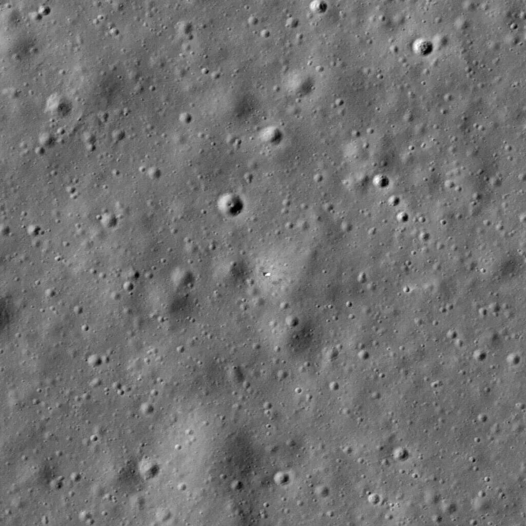 Неопознанные объекты на луне. Нло на луне. Секретные снимки луны наса. Рассекреченные снимки луны наса. Объекты найденные на луне.