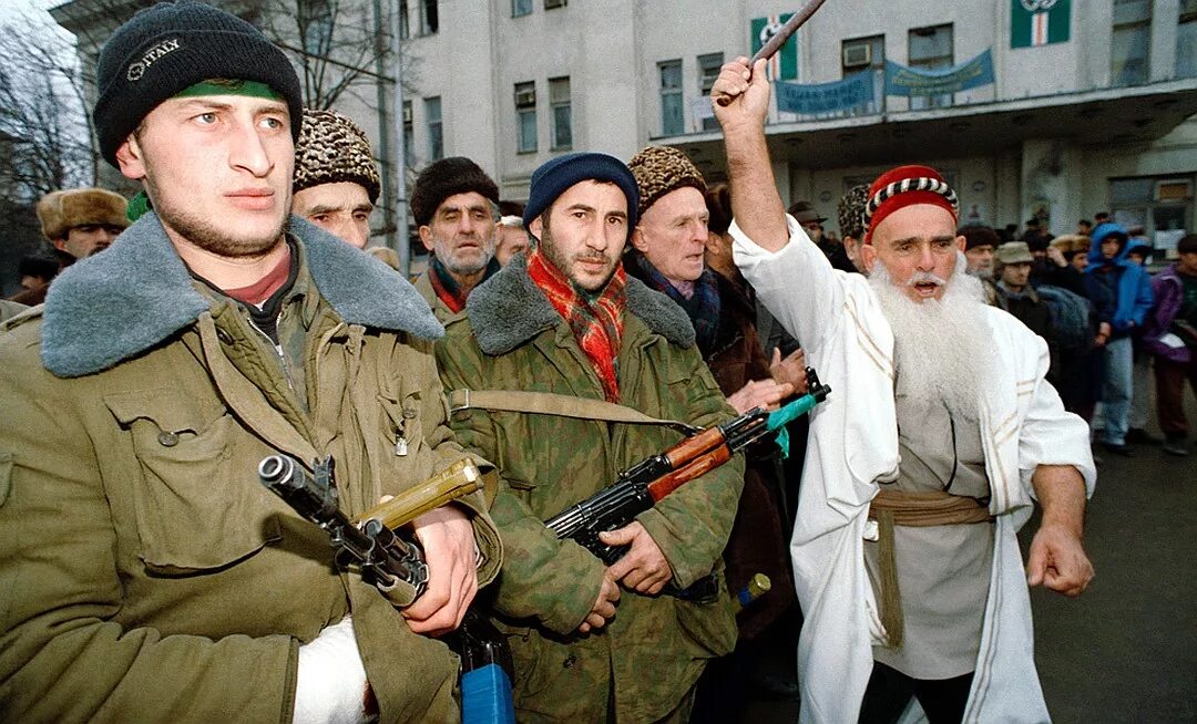 Сколько лет чеченцам. Чеченские солдаты 1995 Ичкерия. Чечня 1995 штурм Грозного дудаевцы. Чечня Грозный 1995 боевики.