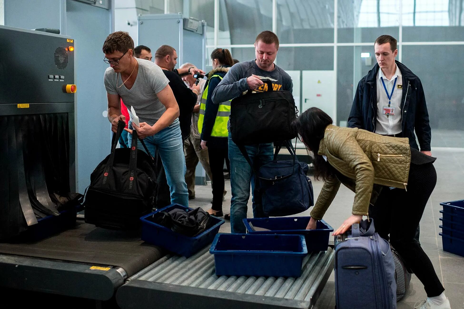 Пассажиры в аэропорту. Как проходить в аэропорту. Досмотр багажа в аэропорту. Досмотр в аэропорту. Сканер в аэропорту домодедово.