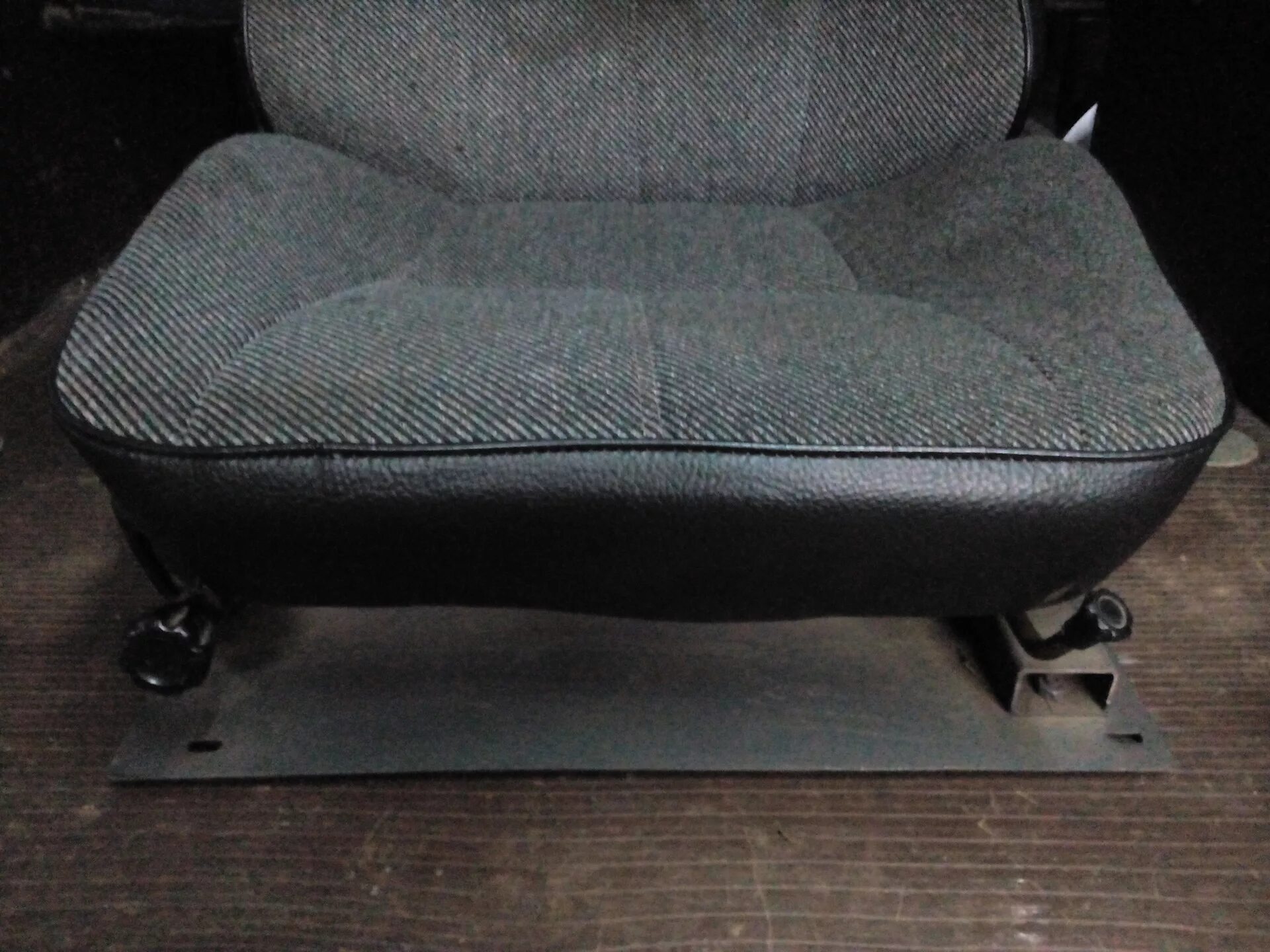Купить сидушки недорого. Пассажирское сиденье ВАЗ 2107. Сиденье ВАЗ 2107 снизу. Кресло от ВАЗ 2107. Водительское сиденье ВАЗ 2107.