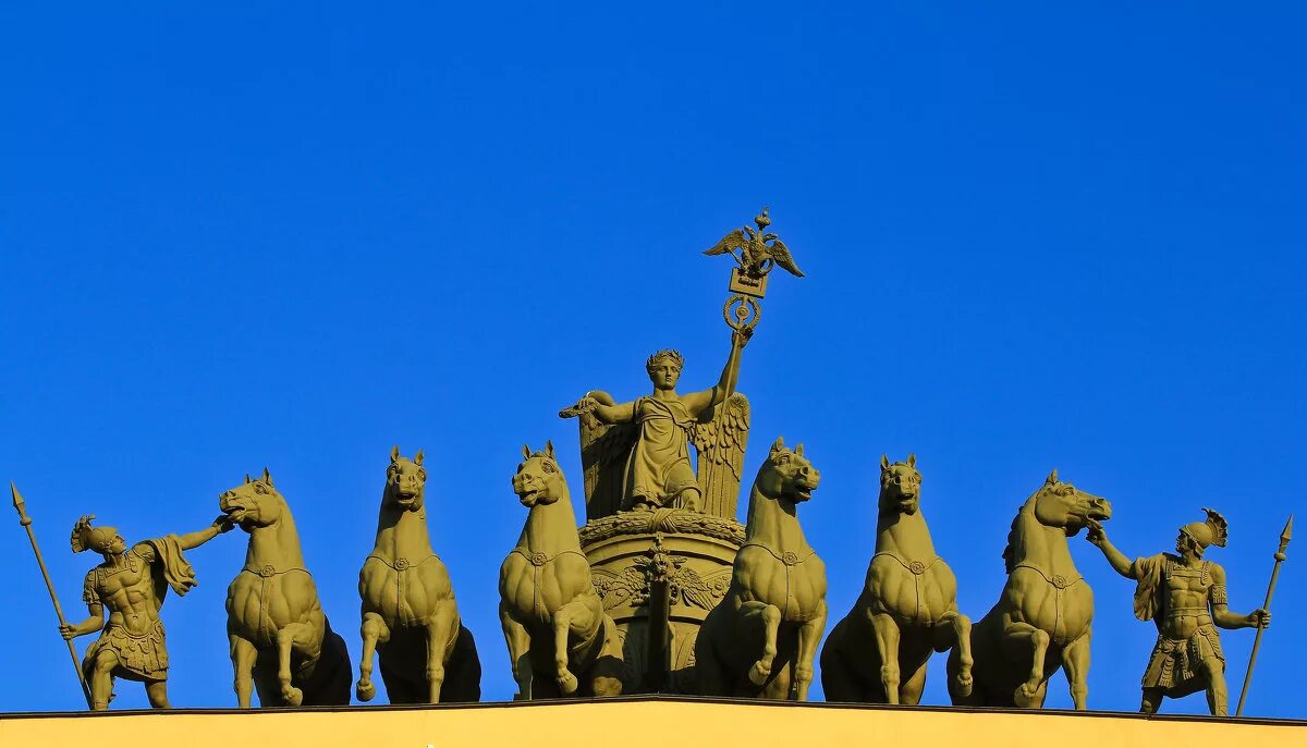 скульптуры колесницы славы на арке главного штаба в петербурге. триумфальная арка главного штаба. колесница славы триумфальной арки. колесница на арке главного штаба в санкт-петербурге. главный штаб санкт петербург колесница славы архитектор.