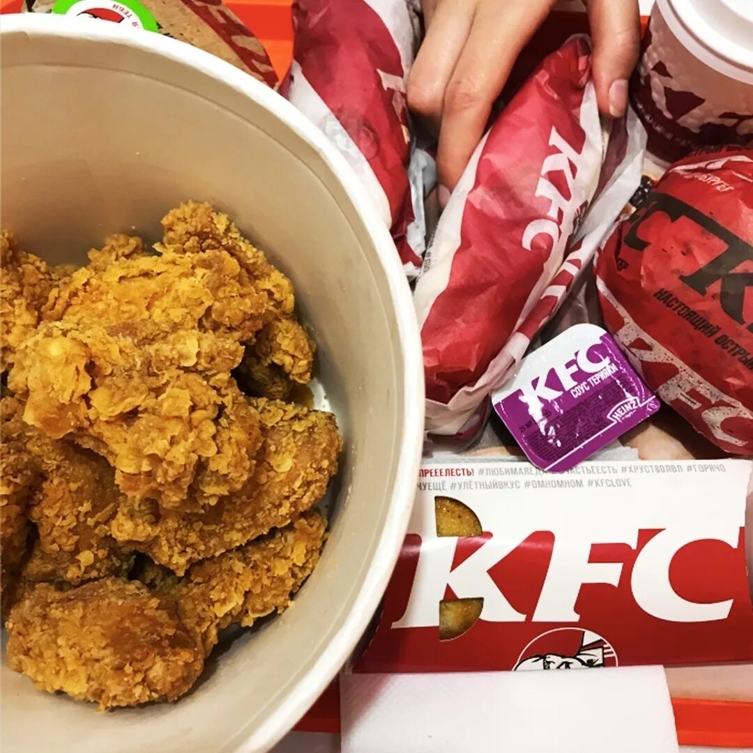 Доставка крылышек kfc. KFC Россия. KFC доставка домой. KFC заказать доставкой Красноярск.