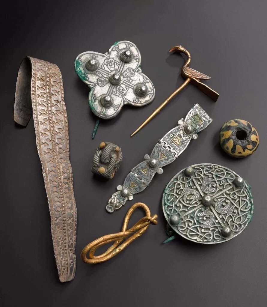 фибула киевская культура. готланд клад украшения. украшения раскопки. укек город золотой орды. украшения бронзового века.