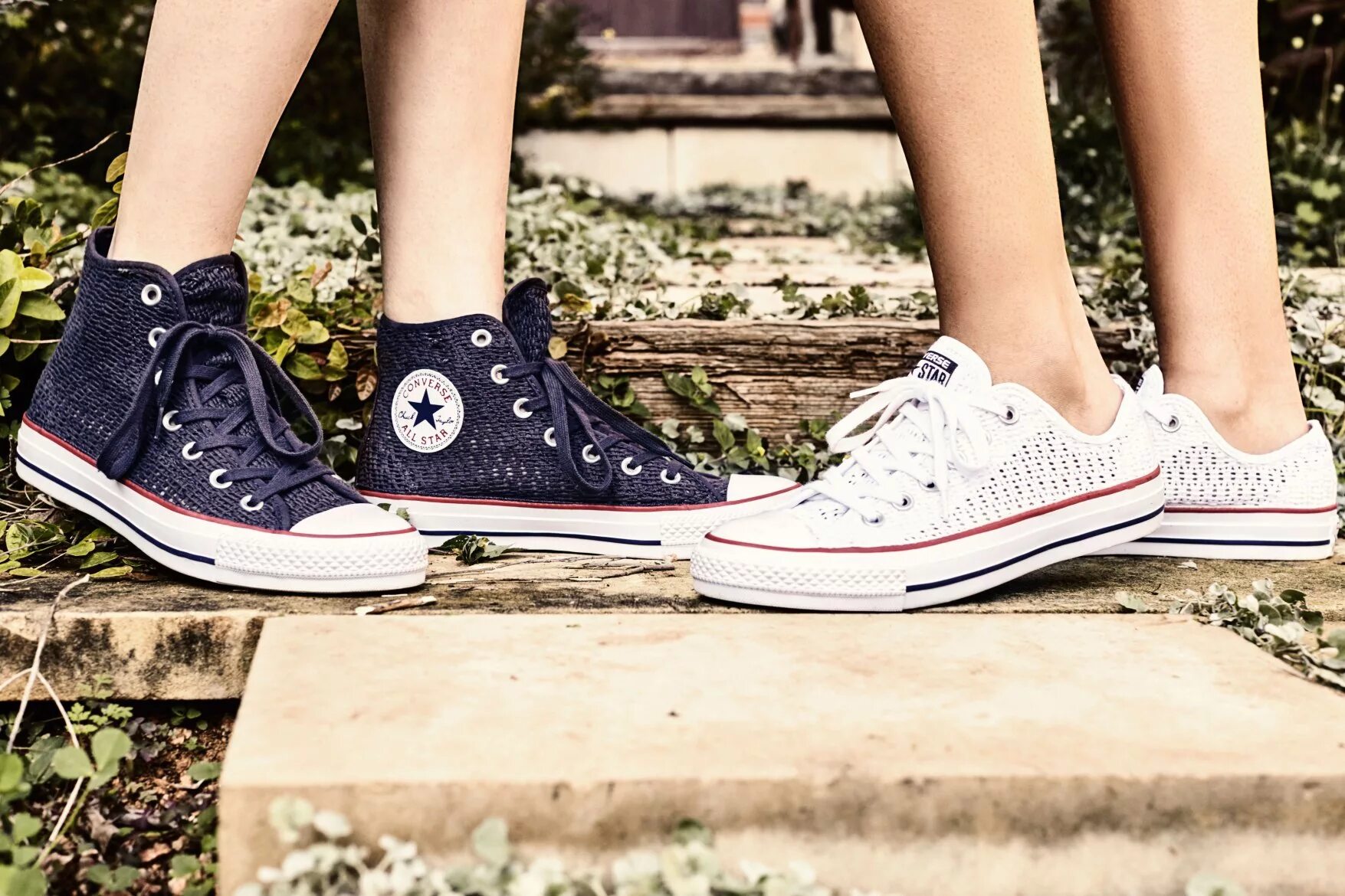 Кеды фото. Converse all star. converse chuck taylor all star core на ноге. кеды chuck taylor all star на ноге. конверсы 2025 тренды.