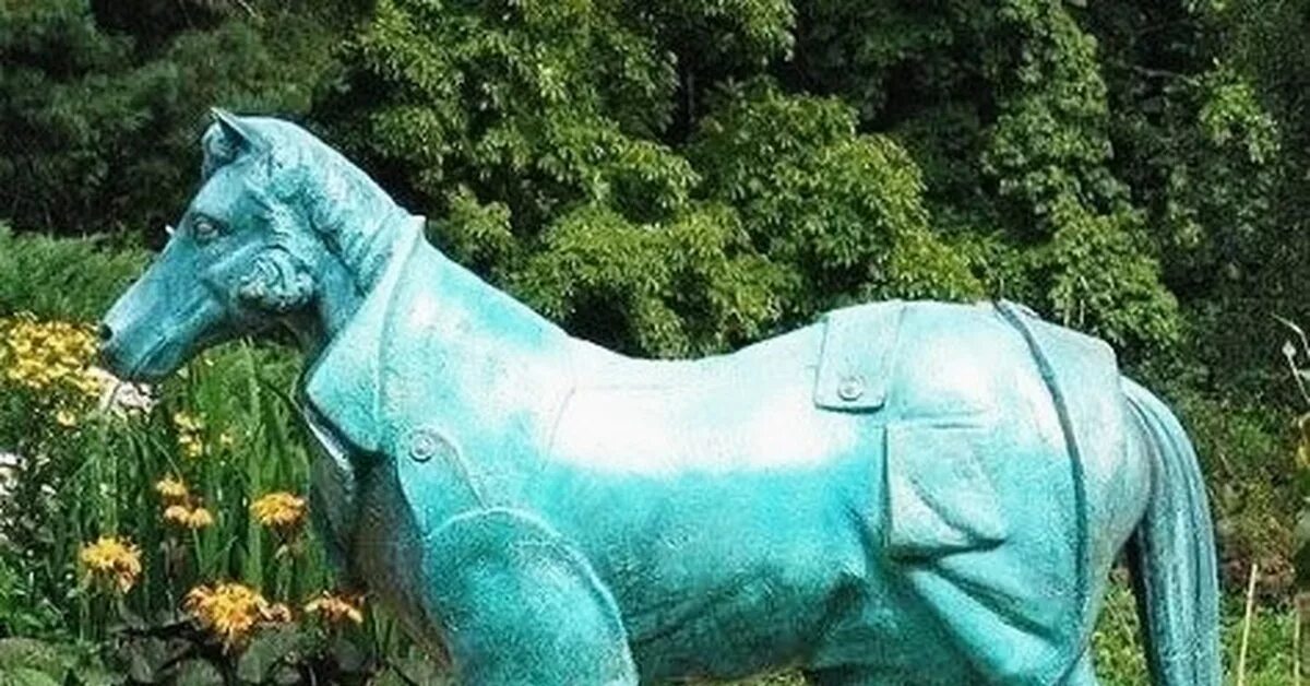 Где конь в пальто. Памятник конь в пальто в сочи. памятник конь в пальто в губкине. статуя конь в пальто. конь в пальто памятник в москве.